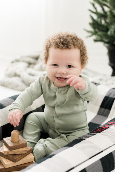 Mom Life: How to Take Newborn Photos this Holiday Season